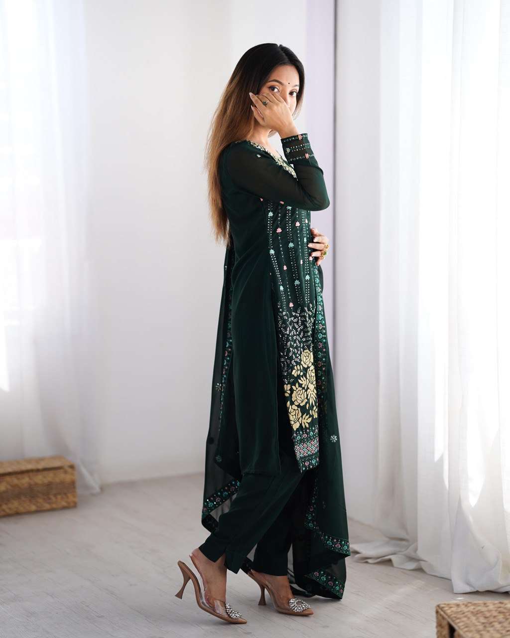 Real mirrors, golden blooms & green glam – pure magic