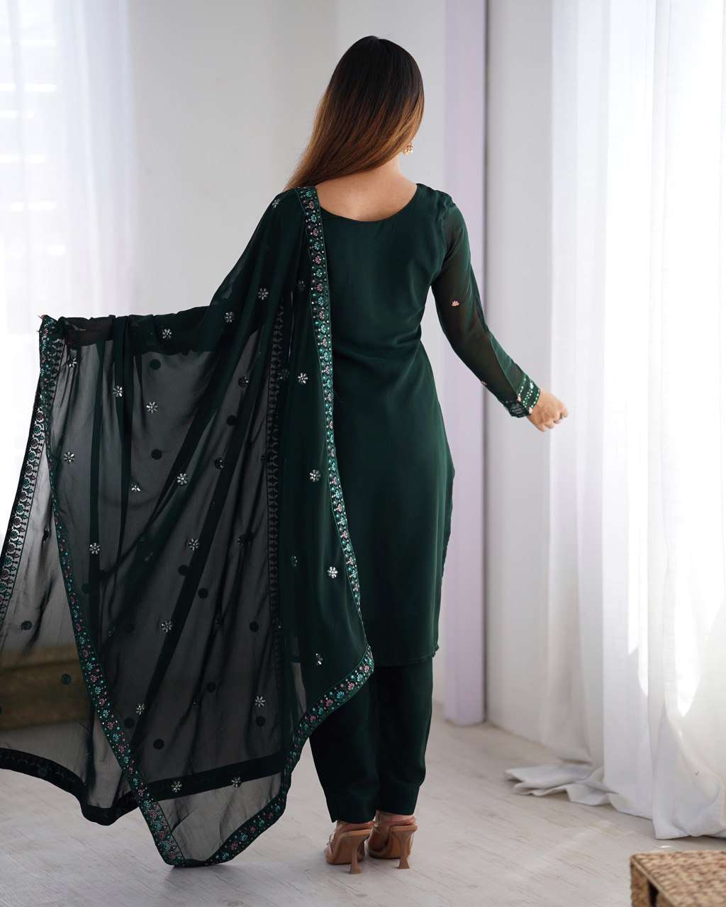 Real mirrors, golden blooms & green glam – pure magic
