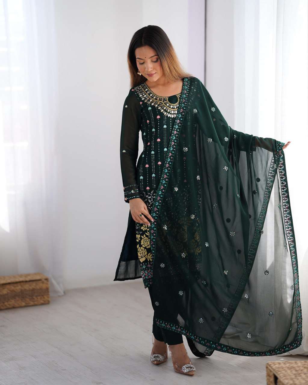 Real mirrors, golden blooms & green glam – pure magic