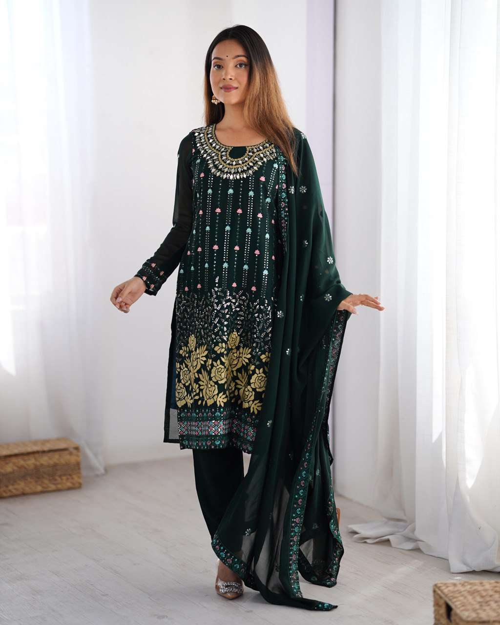 Real mirrors, golden blooms & green glam – pure magic