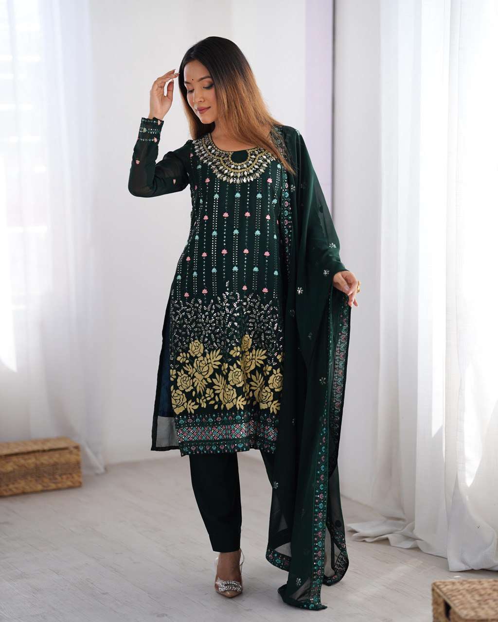 Real mirrors, golden blooms & green glam – pure magic
