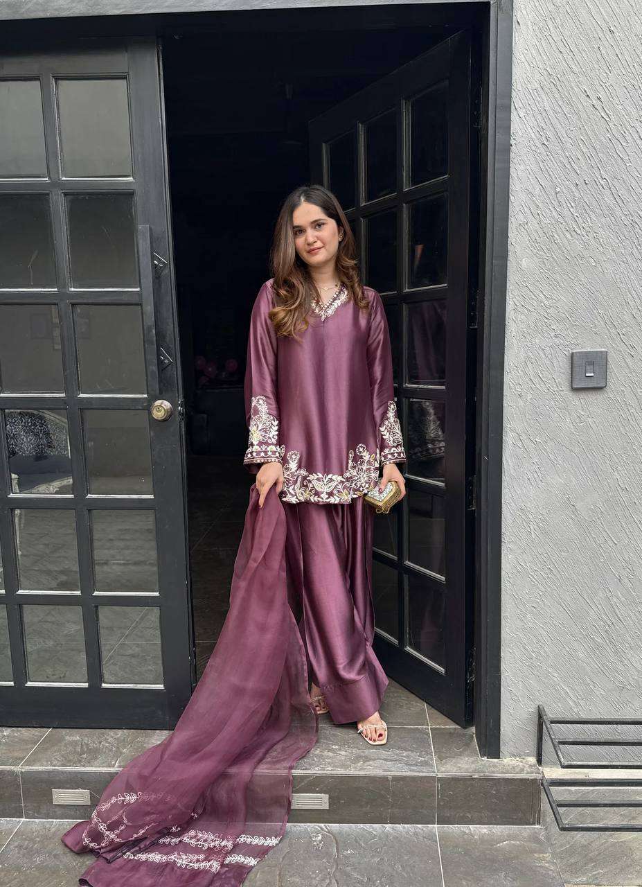 Style that shimmers — pure crepe silk with a touch of glam