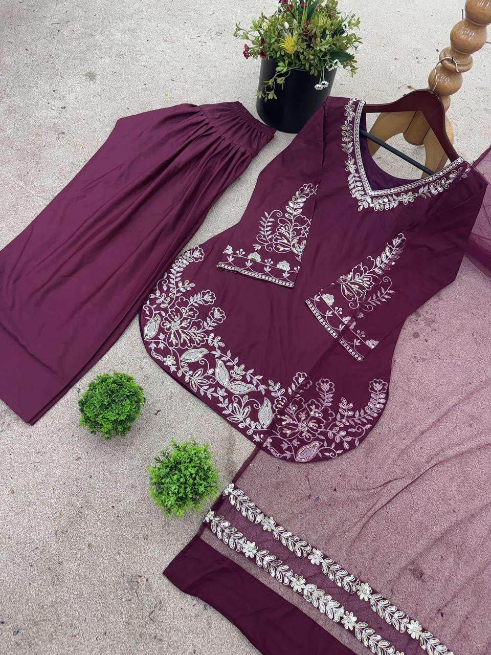 Style that shimmers — pure crepe silk with a touch of glam